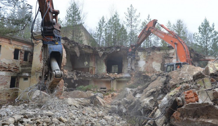 Kraj chce v Ralsku zlikvidovat dalších 17 budov v havarijním stavu