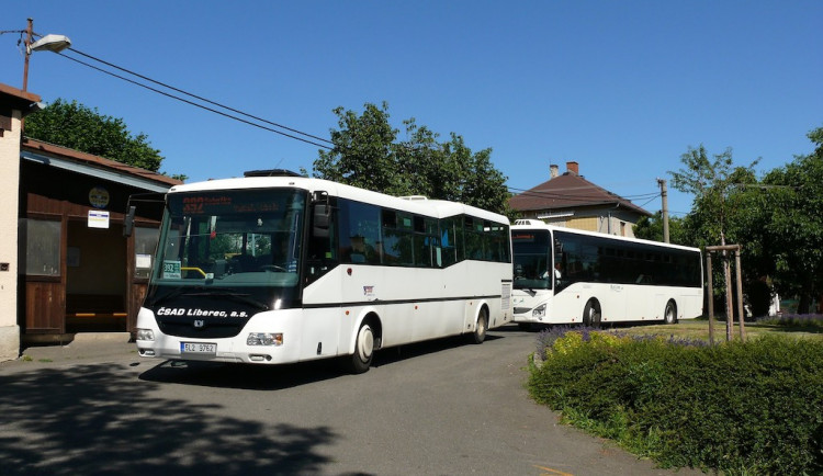 Turistické linky vlaků a autobusů zatím stojí. Až to půjde, rozjedou se rychle