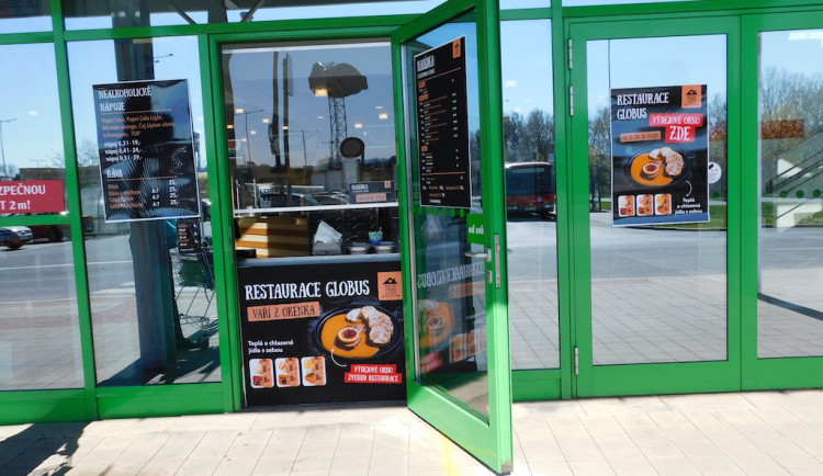 Globus Liberec zahájil prodej teplých jídel přes okénko restaurace