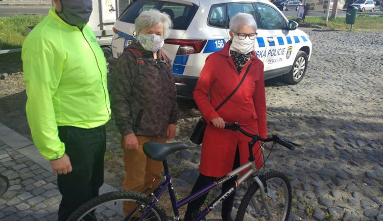 Přišla kvůli krádeži o kolo. Jiná žena jí nabídla vlastní bicykl