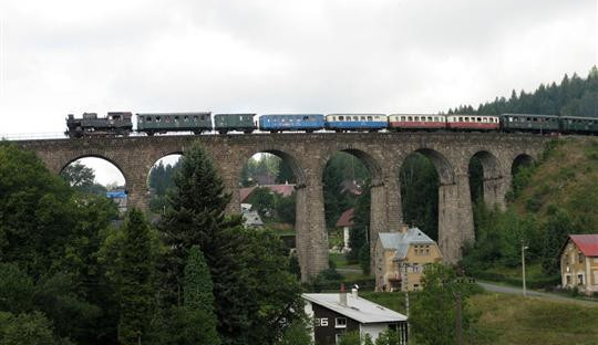 Z viaduktu ve Smržovce spadl muž. Pád nepřežil. Zřejmě šlo o sebevraha