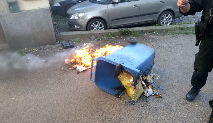 Hořící popelnice ohrozila auta u libereckého nádraží. Strážníci a hasiči je ochránili