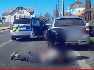 VIDEO: Při honičce s policií ujížděl rychlostí přes 230 km za hodinu. Řidiče dopadla ženská posádka