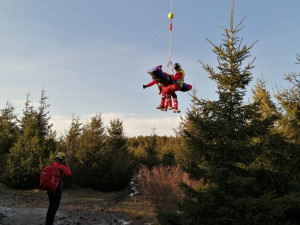 Paraglidista se zřítil na Ještědu do lesa. Dostat se k němu mohl jen záchranářský vrtulník