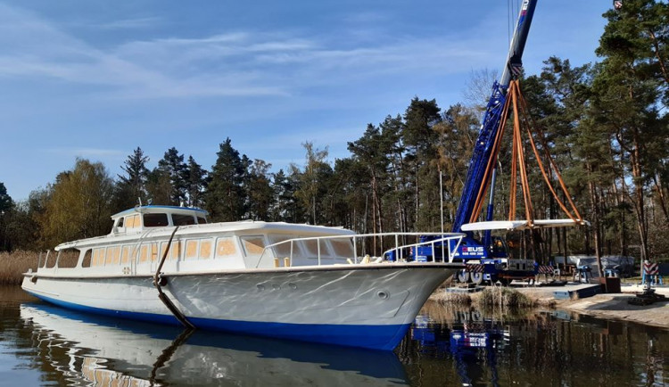 Na Máchově jezeře začala se zpožděním sezona výletních lodí