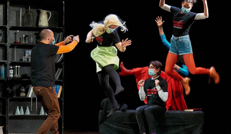 Seriálová Archa zachraňuje svět i divadlo