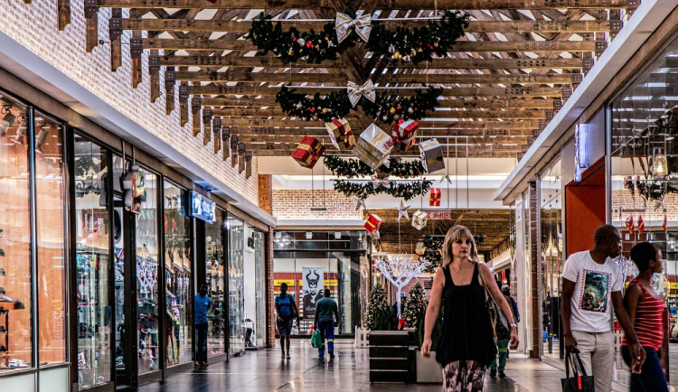 Obchodní centra se od dnešního dne opět otevřou, ale bez restaurací