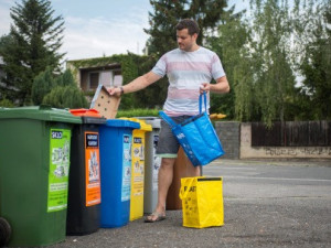 Češi zůstávají elitou v třídění odpadů. Každý vhodil do barevné popelnice v průměru 51 kilogramů