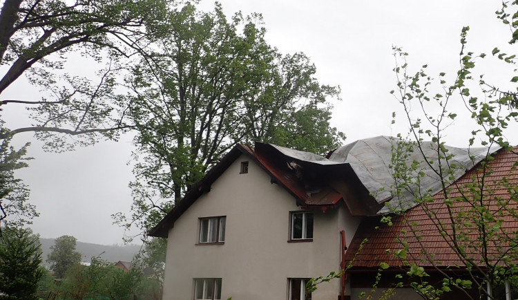 Poškozená střecha po pondělní vichřici