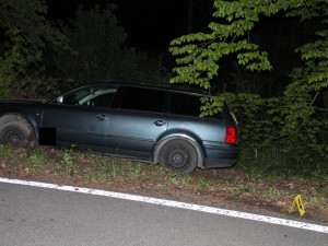 FOTO: Řídila pod vlivem a skončila ve stromě. V autě vezla nezletilé dítě