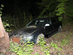 FOTO: Řídila pod vlivem a skončila ve stromě. V autě vezla nezletilé dítě