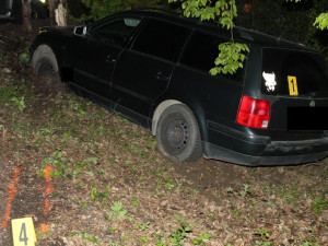 FOTO: Řídila pod vlivem a skončila ve stromě. V autě vezla nezletilé dítě