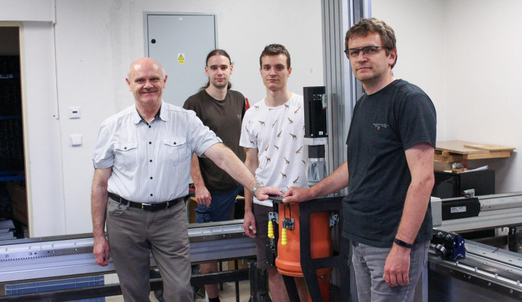 Testovací zařízení pro stavební 3D tisk brzy zamíří do Kloknerova ústavu. Část týmu z FM jej proto nyní demontuje. V popředí vlevo Václav Záda, vpravo Leoš Beran