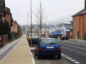 Parkování v protisměru. Zbytečný přestupek, který může vyjít řidiče draho