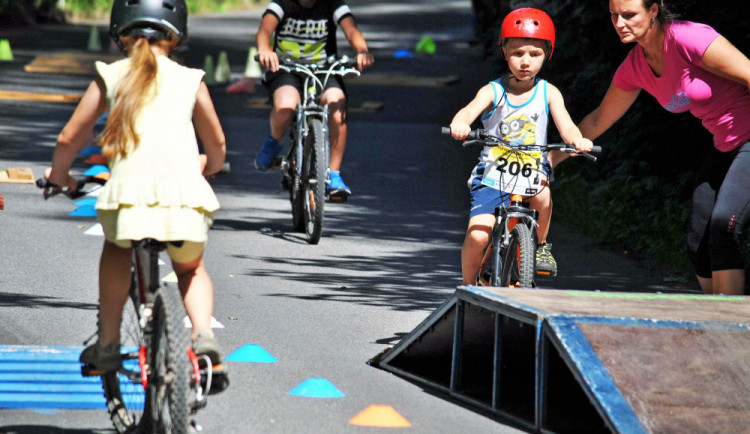 Jak je to s cyklistickými přilbami pro malé cyklisty