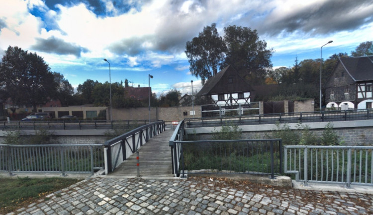 Lávka v ulici Pobřežní