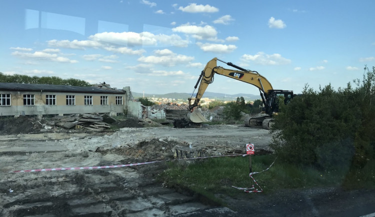 Demolice začala, místo slévárny bude nová výrobní hala. Napojení přivede kamiony na Františkov, vadí opozici