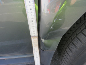 FOTO: U Rýnovky odřel auto a z místa ujel. Po nezodpovědném řidiči pátrá policie