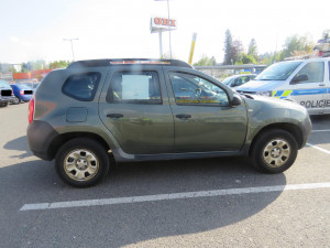 FOTO: U Rýnovky odřel auto a z místa ujel. Po nezodpovědném řidiči pátrá policie