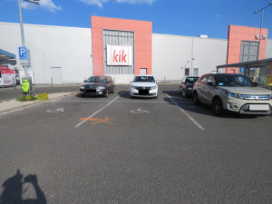 FOTO: U Rýnovky odřel auto a z místa ujel. Po nezodpovědném řidiči pátrá policie