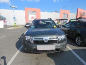 FOTO: U Rýnovky odřel auto a z místa ujel. Po nezodpovědném řidiči pátrá policie