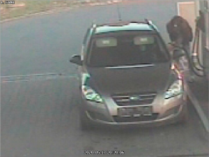 Neznámý řidič si v Liberci tankuje plnou, ale odjíždí bez placení. Policie se obrací na veřejnost