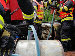 Ve Svoru se srazil osobák s kamionem. Zaklíněného řidiče museli hasiči vyprostit