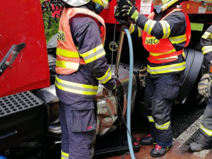 Ve Svoru se srazil osobák s kamionem. Zaklíněného řidiče museli hasiči vyprostit