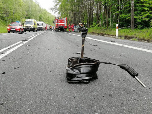 Ve Svoru se srazil osobák s kamionem. Zaklíněného řidiče museli hasiči vyprostit
