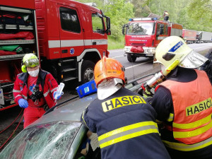 Ve Svoru se srazil osobák s kamionem. Zaklíněného řidiče museli hasiči vyprostit