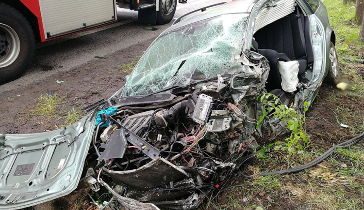 Ve Svoru se srazil osobák s kamionem. Zaklíněného řidiče museli hasiči vyprostit