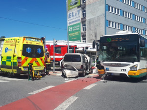 FOTO: Na Horákovce se srazil autobus MHD s osobákem. Zaklíněného řidiče auta museli hasiči vyprostit