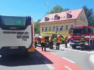 FOTO: Na Horákovce se srazil autobus MHD s osobákem. Zaklíněného řidiče auta museli hasiči vyprostit