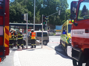 FOTO: Na Horákovce se srazil autobus MHD s osobákem. Zaklíněného řidiče auta museli hasiči vyprostit