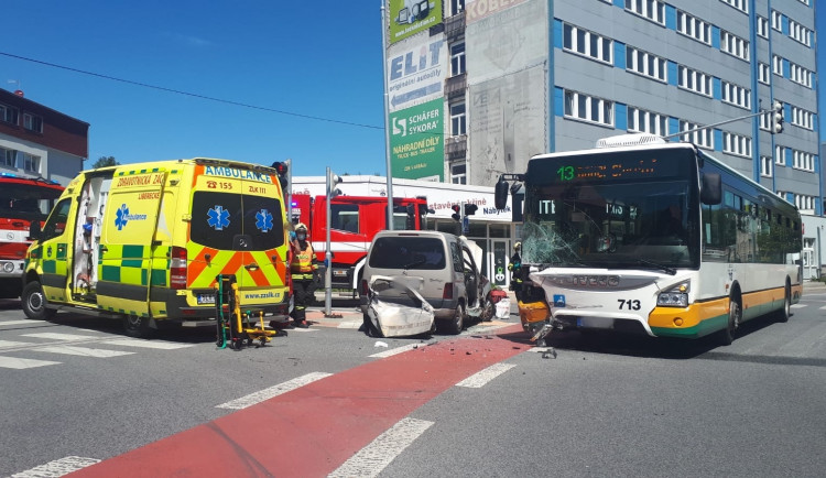 Nehoda autobusu s autem