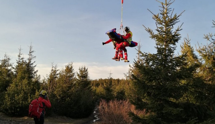 Paraglidista na Ještědu vlétl do elektrického vedení a spadl z šestimetrové výšky