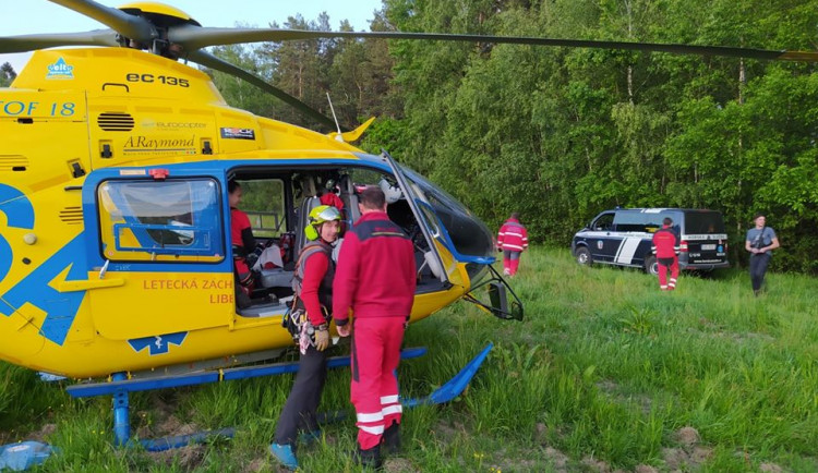Muž na čtyřkolce narazil do stromu a vážně se zranil