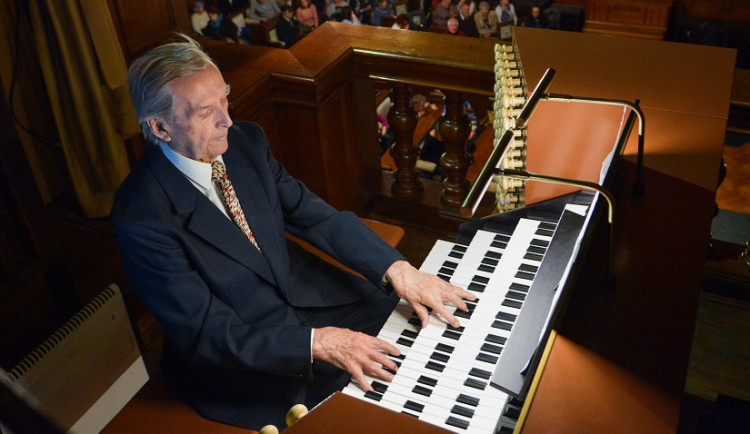 Zemřel varhaník Karel Hájek