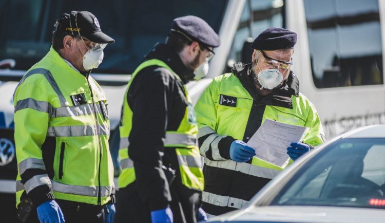 size4-15911767702772-139-od-dnesni-pulnoci-se-obnovi-volny-pohyb-mezi-ceskem-a-slovenskem