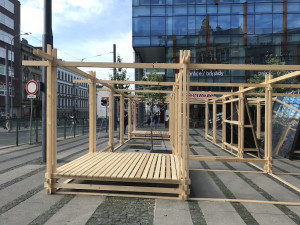 Odpočívej v pokojích. Instalace na Šalďáku propojuje relaxační a výstavní zónu