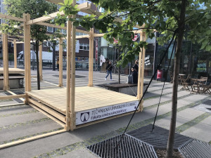 Odpočívej v pokojích. Instalace na Šalďáku propojuje relaxační a výstavní zónu