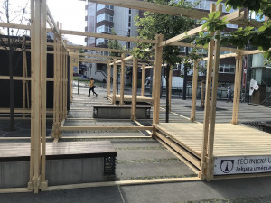 Odpočívej v pokojích. Instalace na Šalďáku propojuje relaxační a výstavní zónu