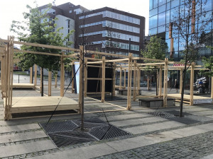 Odpočívej v pokojích. Instalace na Šalďáku propojuje relaxační a výstavní zónu