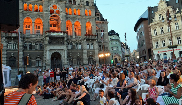 Umělci v létě utiší hlad lidí po kultuře