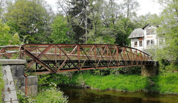 Lávka u Riegrovy stezky je uzavřena. Prochází kompletní obnovou, hotová bude na podzim