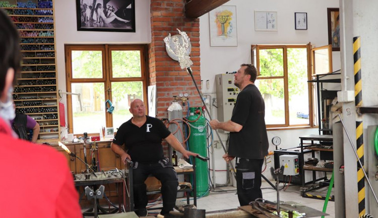 Sklář Jiří Pačinek představí v kostele plastiku Křišťálový chrám