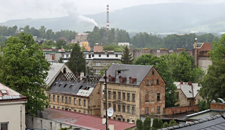 V areálu nemocnice začalo bourání tří klasicistních domů. Na jejich místě bude parkovací dům