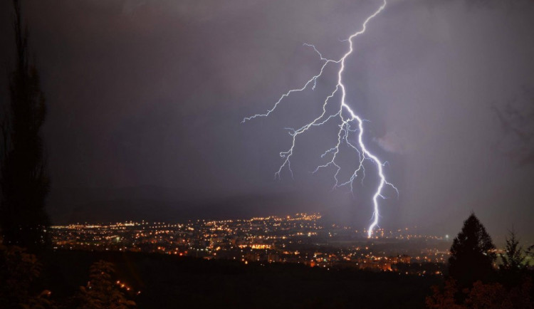 Léto se hlásí. V sobotu budou tropy, meteorologové varují před silnými bouřkami