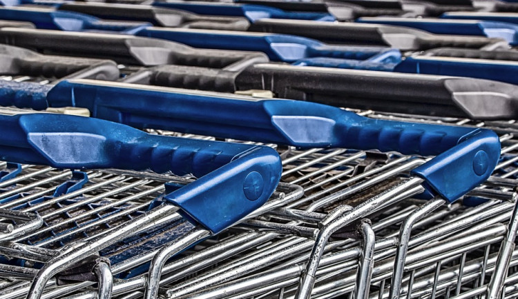 Senior si v obchodě odložil tašku do košíku. Jeho neopatrnosti rychle využil zloděj