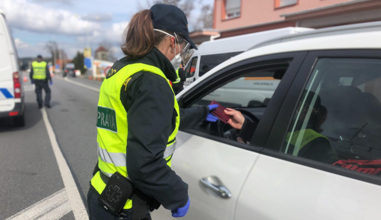 Do Polska zatím kontroly na hranicích nepustily zhruba stovku aut